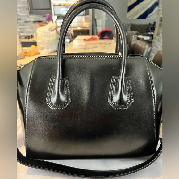 Authentic Black small Antigona satchel bag w/ gold hardware - Picture 4 of 7